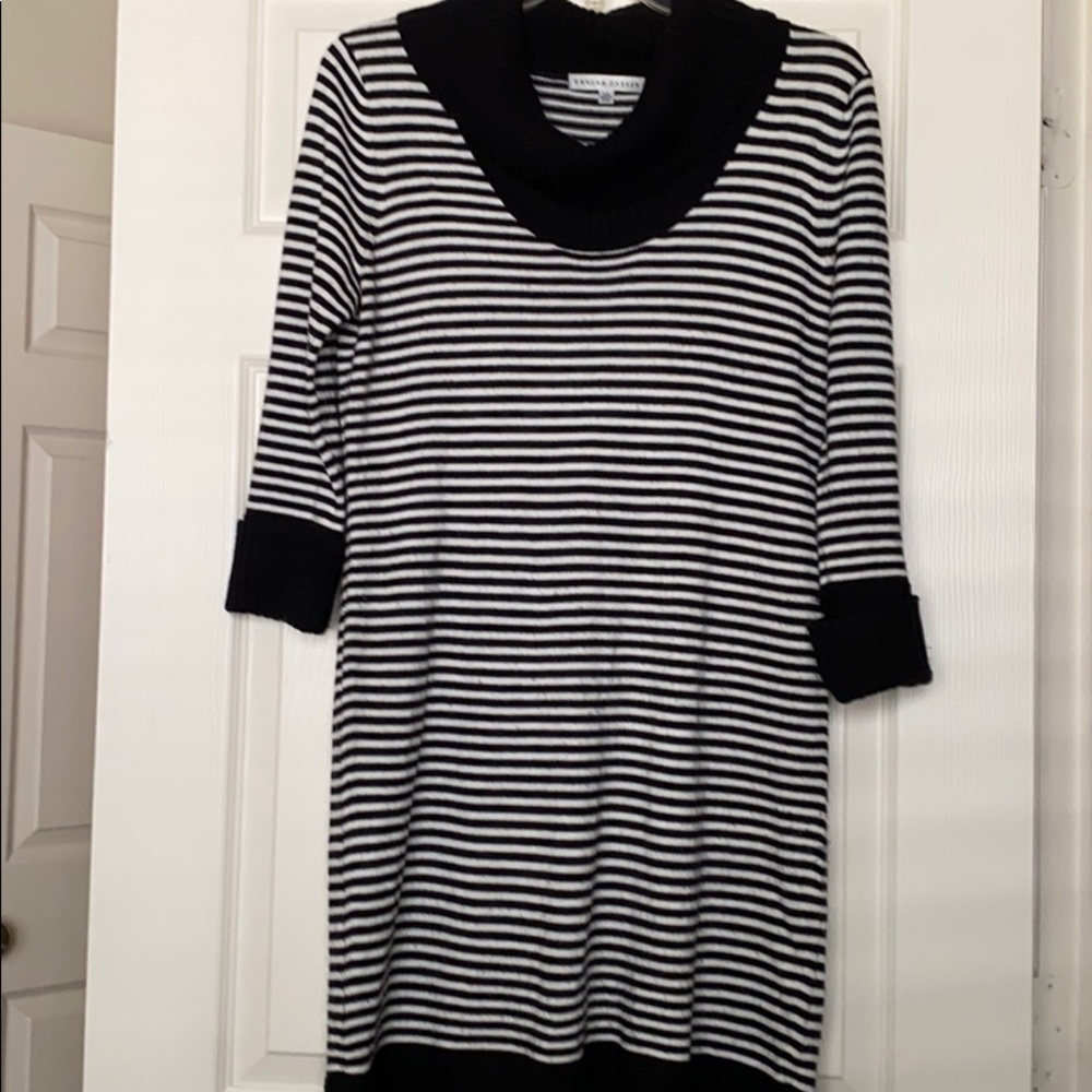 SANDRA DARREN BLACK-WHITE STRIPED SWEATER DRESS